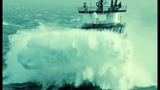 TOP 10 LARGE SHIPS VS STRONG WAVES IN DANGEROUS HURRICANE