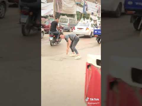 مرازيه ابراهيم حنكش فى الشوارع عيل نمرة هتموت من الضحك