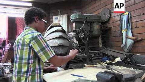 Teenager keeps up family oud-making tradition