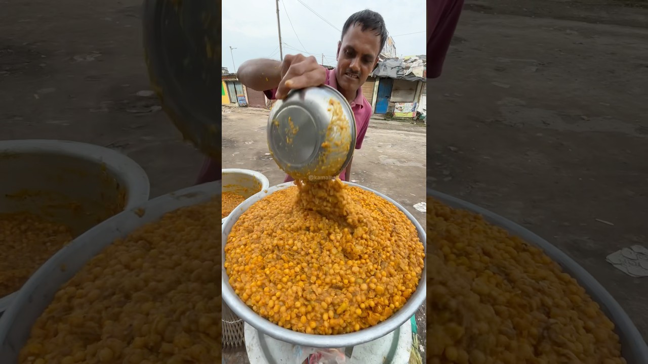 Hardworking Man Selling Delicious Ghugni 