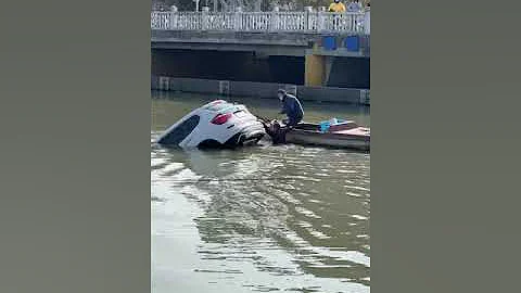 A car plunged into a river in Nantong, CHINA... #RescueMoment #HumanWarmth - DayDayNews