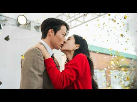 بنت جميلة بتهرب من حبيبها الغنى لكنها بتكتشف انه مديرها فابتضطر تكدب عليه وبتقوله انها متجوزه ومخلفه 