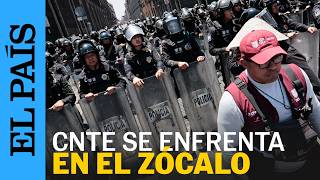 Chocan maestros de OAXACA con la policía en el Zócalo | EL PAÍS