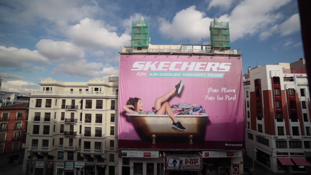 Mentalmente Contratista Vaciar la basura Skechers Spain en la Gran Vía de Madrid - YouTube