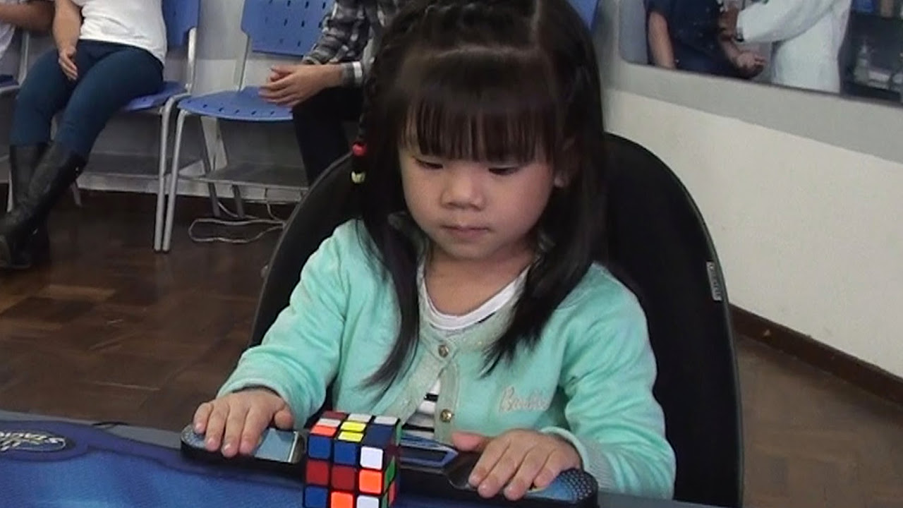 3 years old girl Rubiks Cube Solver 47 seconds