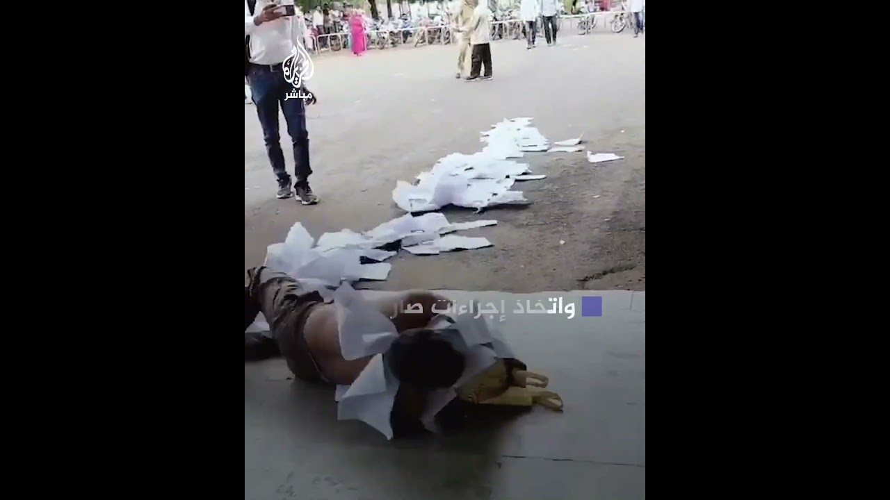 بقلادة من الشكاوى السابقة.. هندي يحتج بطريقة فريدة ضد الفساد
