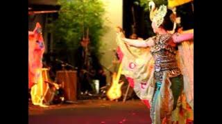 Tari merak (Indonesian dance)