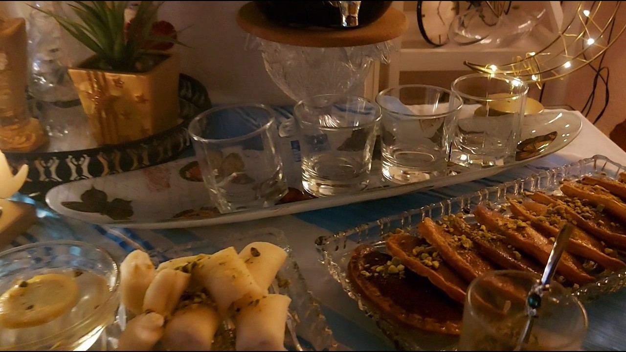 ​أجواء ما بعد الإفطار: سفرة حلويات رمضانية تفتح النفس (حلاوة الجبن والقطايف) 😍🌙