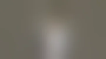 شاهد الفتاة تغير ملابسها امام الكاميرا 