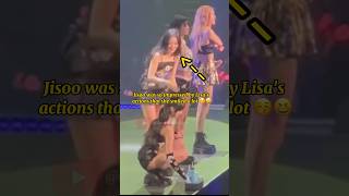 Lisa didn't hesitate to clean up Jisoo's tissues to Jisoo's surprise #shorts #blackpink #lisa