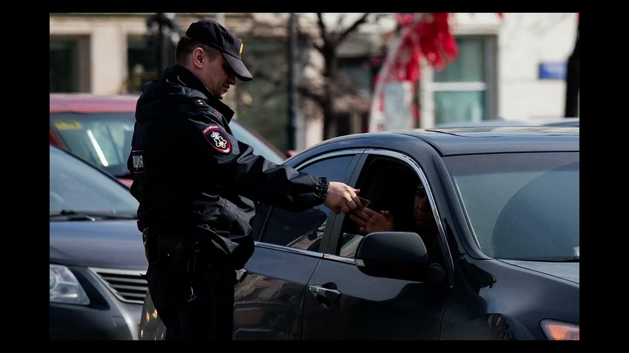 вскрытие автомобиля полицейским. вскрытие транспортного средства полицией. вскрытие машины полицией. полиция вскрывает машину. полицейские вскрывают машину.