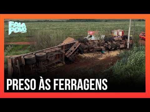 Carreta carregada com soja rompe proteção e sai da pista no Anel Viário Ayrton Senna