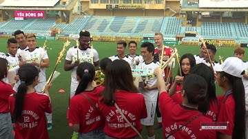 Sao HAGL bất ngờ vì nhận bánh sinh nhật trên sân Hàng Đẫy