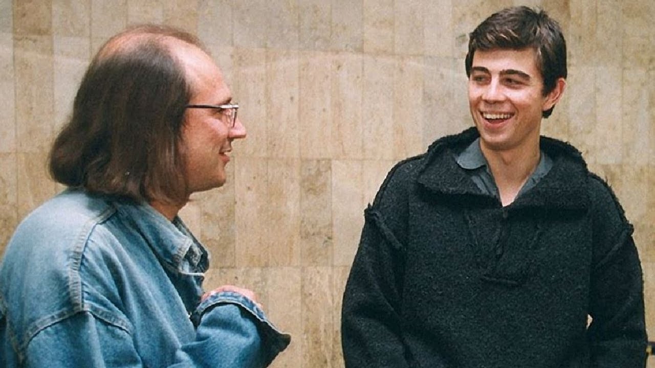 Брат 1997 балабанов. Алексей балабанов брат. Два брата режиссера. Брат данила багров в брат. Алексей балабанов на съемках брата.