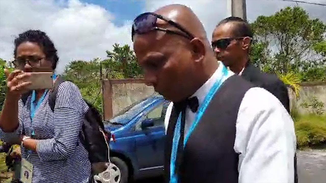 No 8 : le leader du Party Malin quitte en pleurs le centre de dépouillement