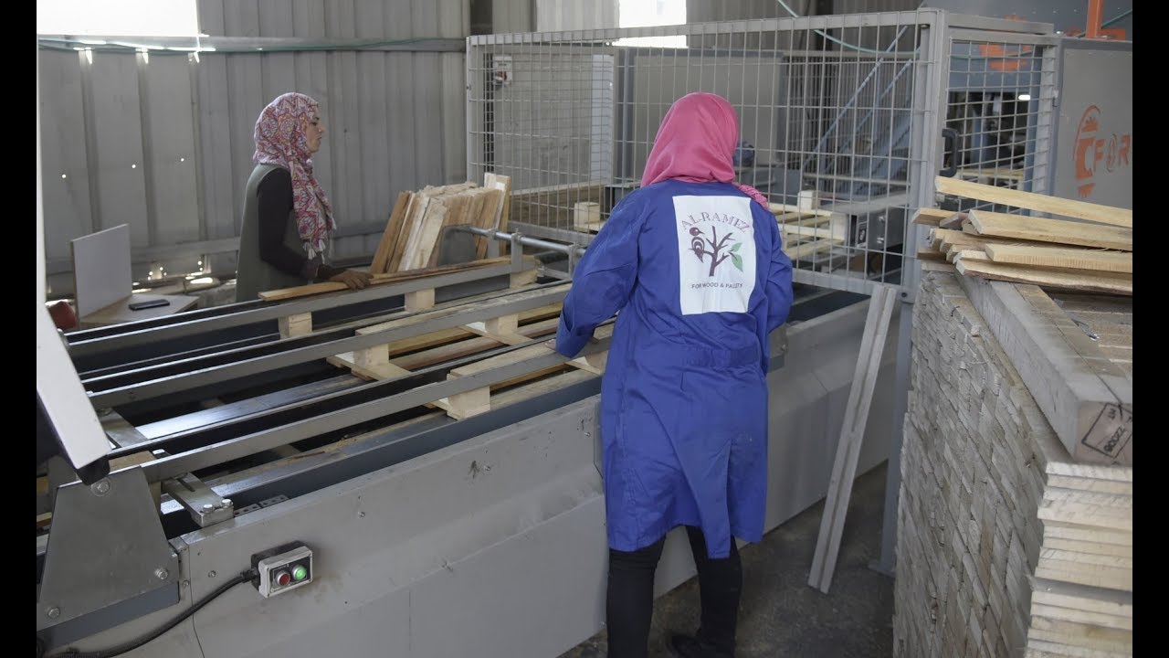 تشغيل نساء فلسطينييات بمصنع خشب في منطقة الخليل