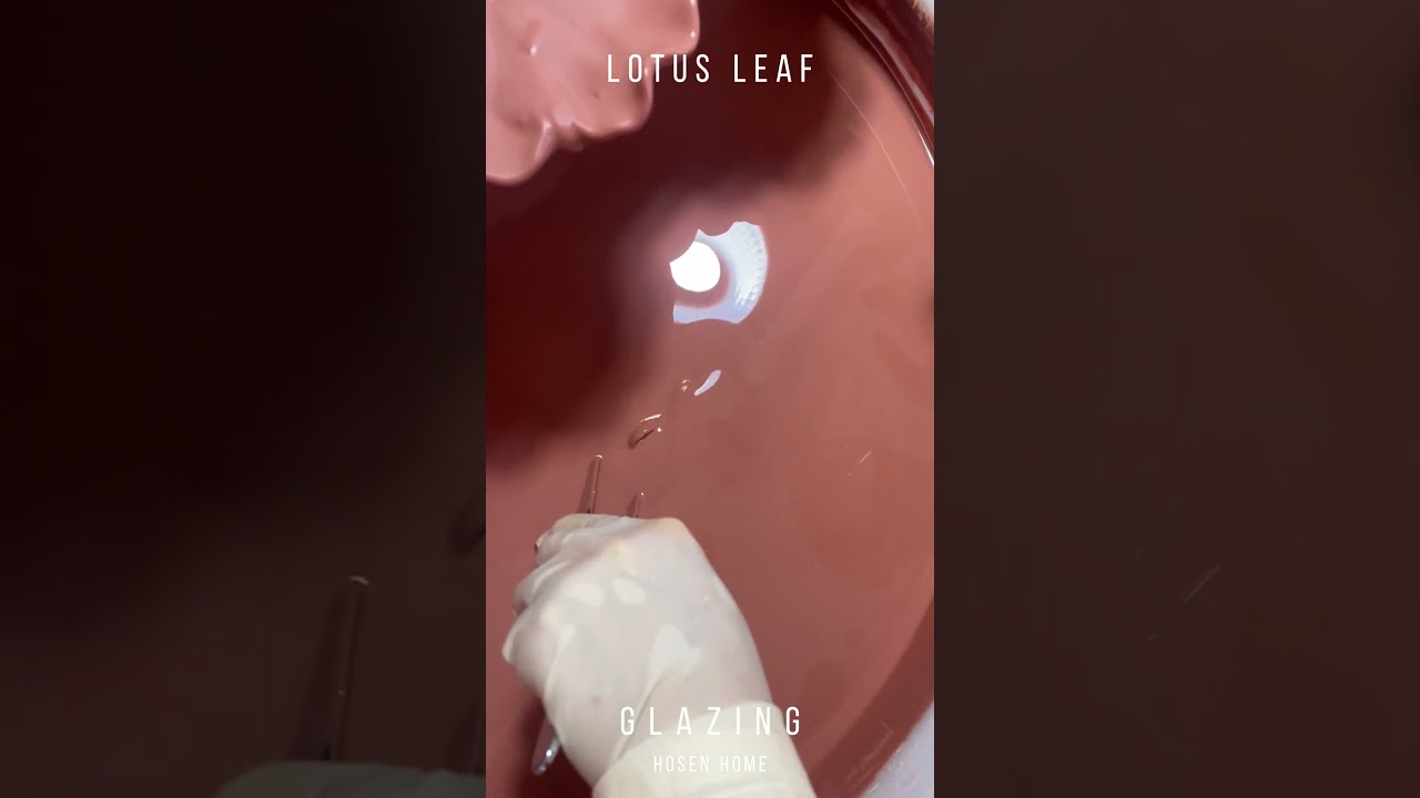 What beautiful lotus leaf-shaped tableware! Guess what color the red glaze will be after firing?