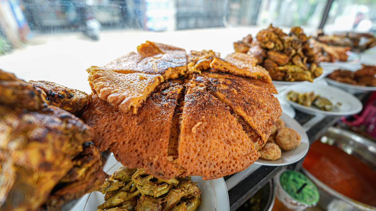 NASI PADANG 6 LAUK GAK SAMPE 50 RIBU, ANAK MUDA INI NIAT JUALAN BANTU ORANG TUA !!