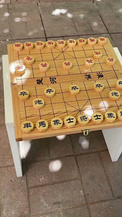自己做的升降式折叠棋盘  展开时棋盘上升与边框齐平成为平面棋盘，折叠时棋盘下沉形成棋盒可收纳棋子，实木象棋棋盘