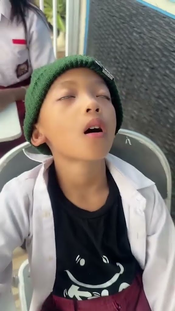 Vidio kocak dan gokil @nyaikembang1nyaikembang1 /bukan nya belajar malah tidur ??