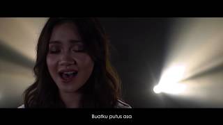 Video thumbnail of "Daiyan Trisha - Kita Manusia (Official Music Video)"