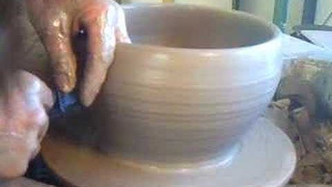 SIMON LEACH - throwing a curvy bowl !