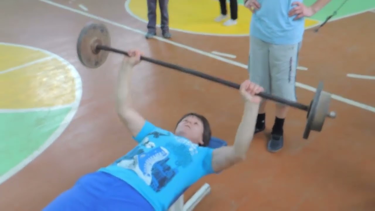 Liceul Teoretic Lăpușna. Demonstrație de la profesorul de Educația Fizică.