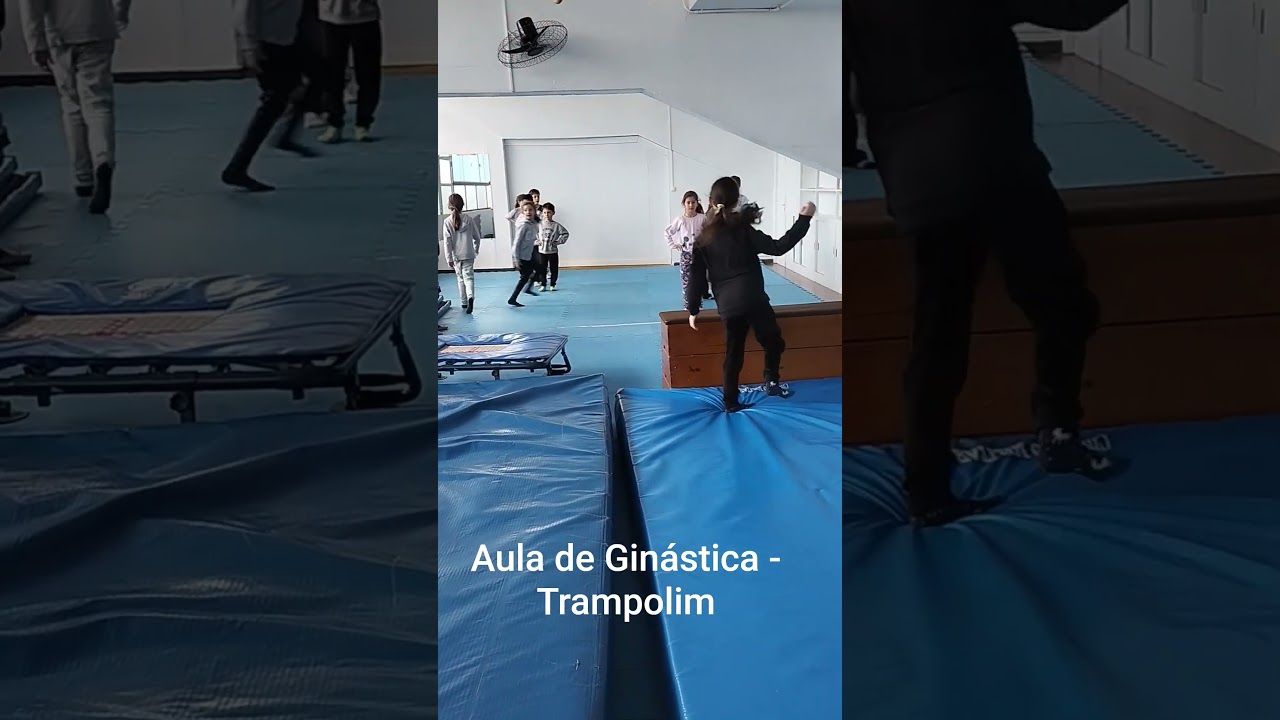 Aula de Trampolim. Utilizando mini tramp para saltar e o "jacaré" para pular por cima do banco.