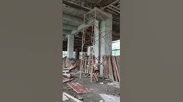 Worker moving a construction scaffold quickly‼️‼️😱🤯🤯👷🚧