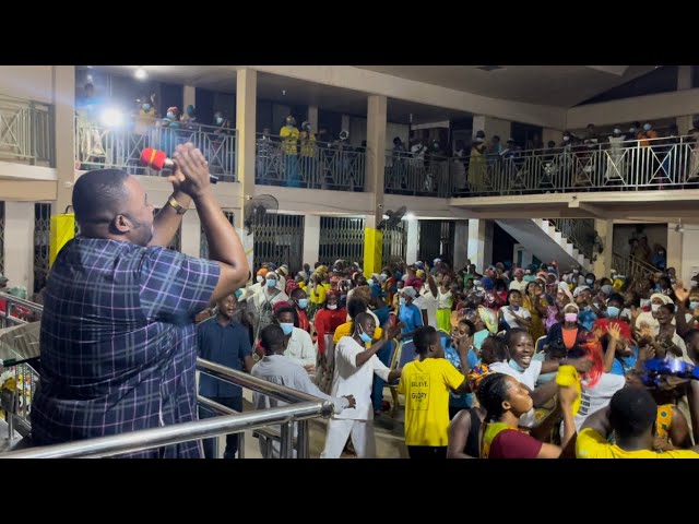 HOT PENTECOST PRAISE JAM with Elder Patrick Amoako💃🕺🏻”Nhyira nka Osoro ‘soro Hene”🎶 class=