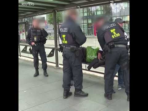德国边防警察检查从法国抵达的电车和火车