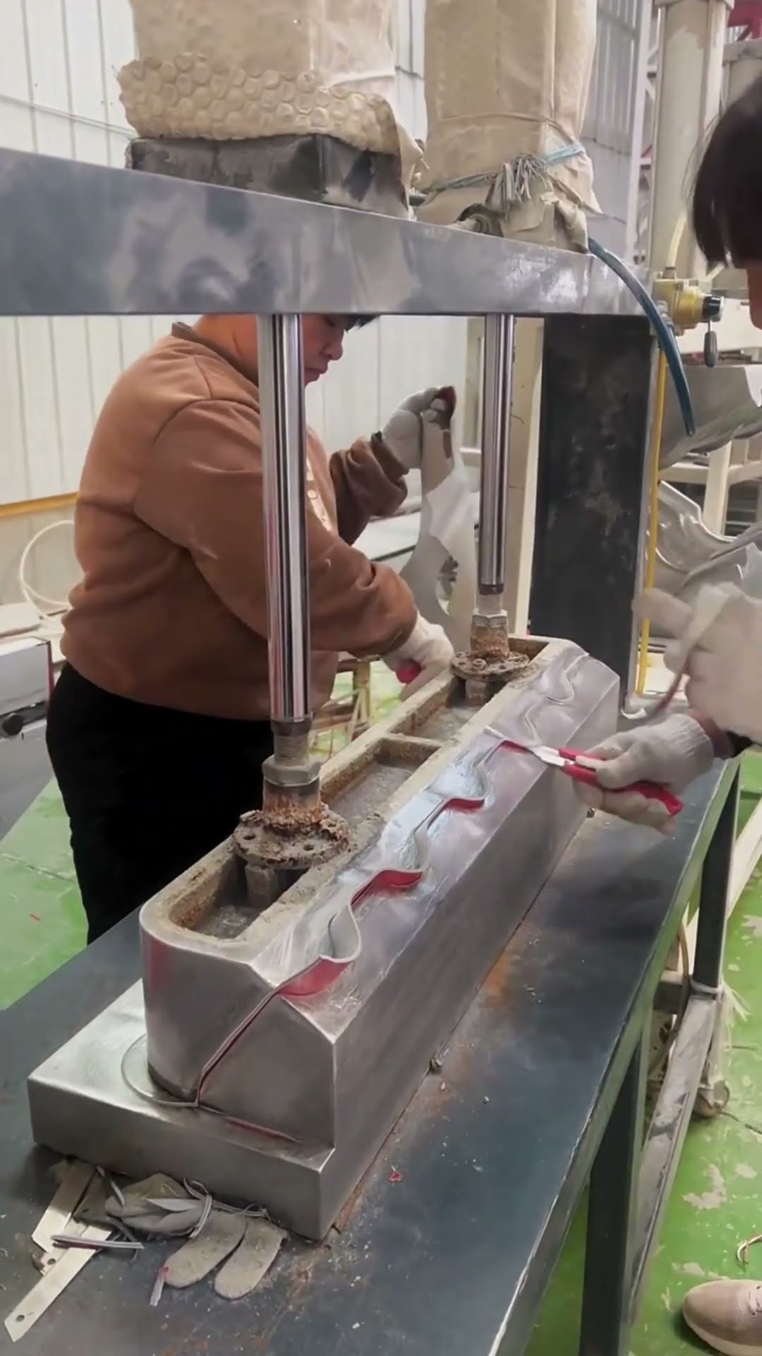 Eaves drip tile production process- Good tools and machinery make work easy