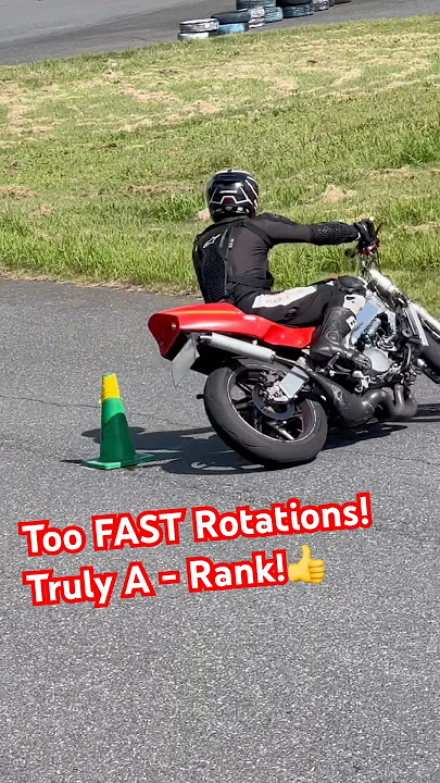 Just before the grass area😱 How can Rank A survive!? Mr. Hirose w/ #nsr250r #motogymkhanajapan