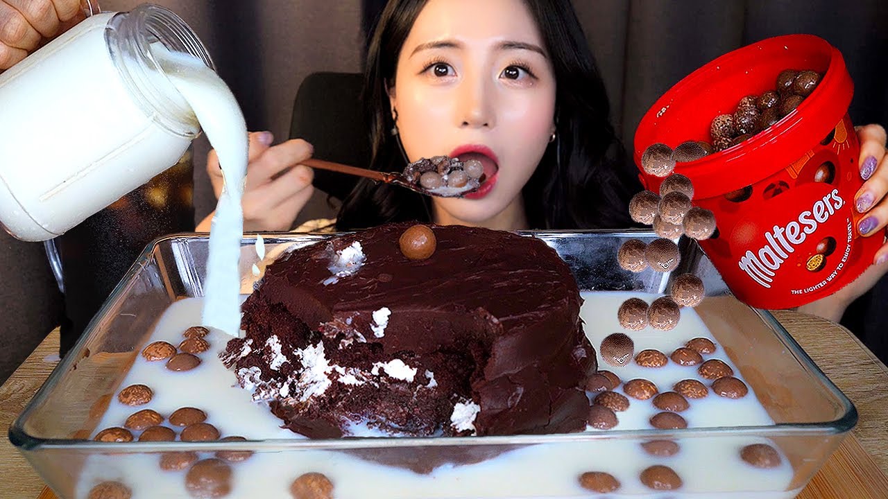 몰티져스 초콜릿 홀케이크🎂 우유에 말아먹는 케이크 먹방 ASMR Mukbang DessertㅣMaltesers Chocolate Cake With Milk