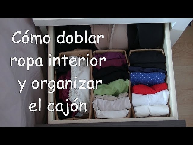 Sujetadores y bragas de ropa interior para mujer doblados en un organizador  de almacenamiento de ropa en una cómoda