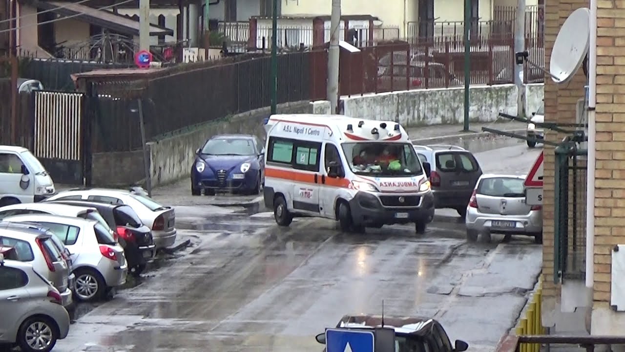 Ambulanza ASL NAPOLI 1 in sirena per incendio appartamento