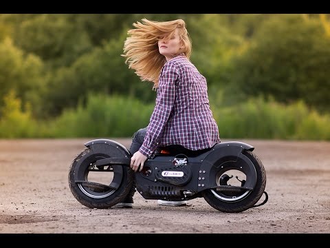 Девушка балансирует на Wheelman King 63cc