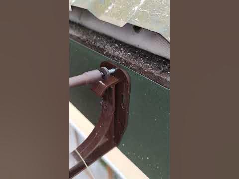 Монтаж кронштейна желоба для водостока - YouTube