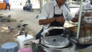 Video-Miniaturansicht von „Street Vendor Makes French Fries, Medellin, Colombia“