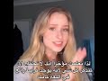 فتاة اجنبية تحاول تعلم اللغة العربية وتكتشف شيئ غريب يوصل الكلمات ببعضها فرحتها لا توصف