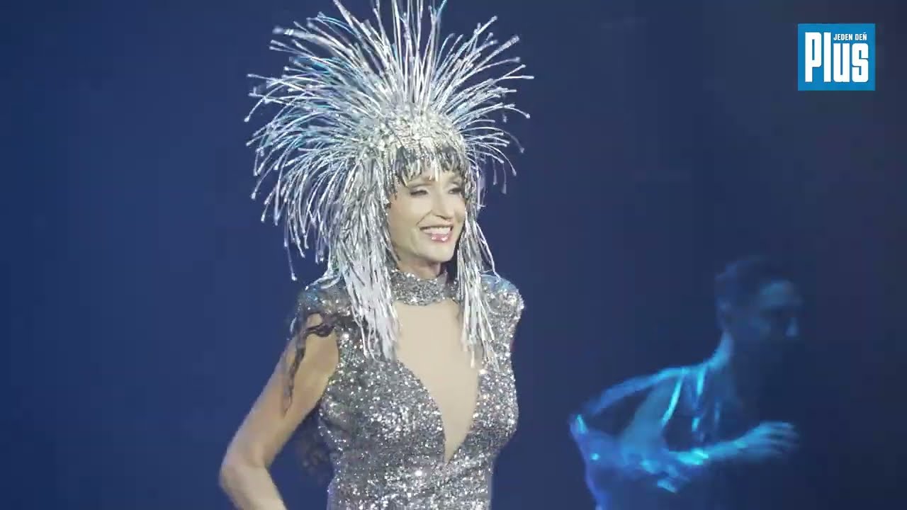 Bujará oslava Sisinej 60 ky 17 outfitov, divočina na pódiu! Divadlo sa otriasalo v základoch