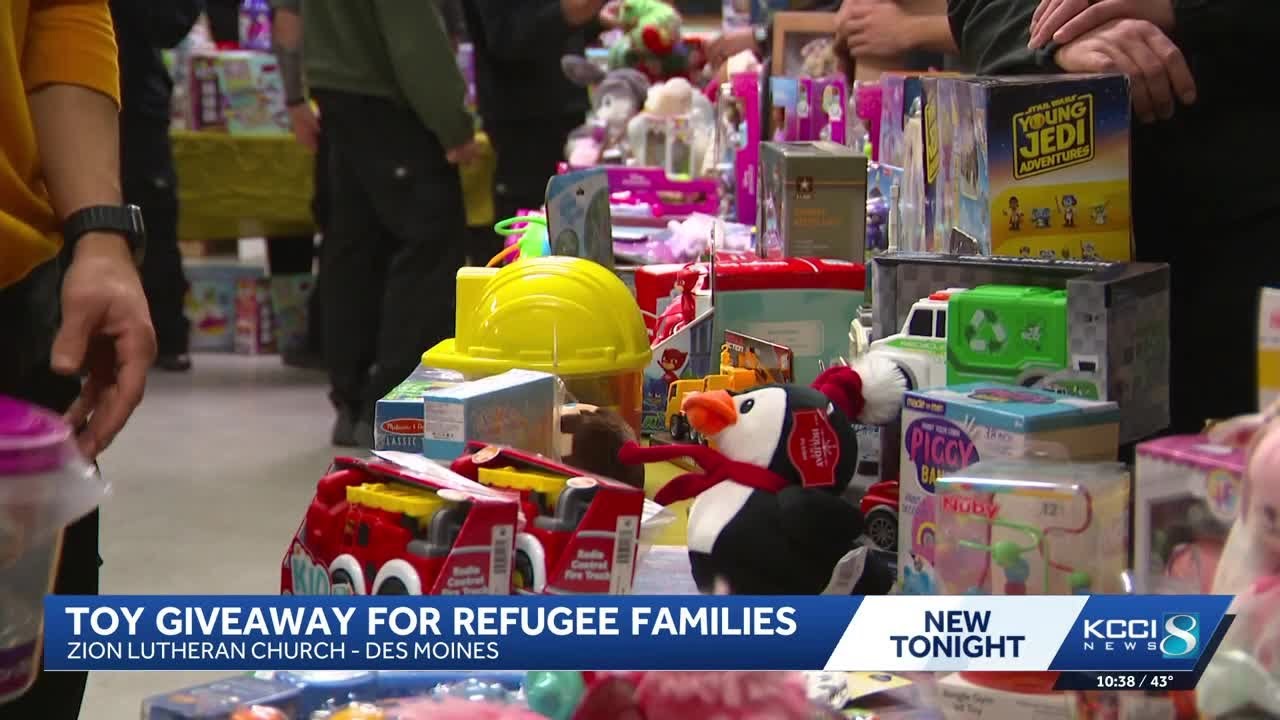 Des Moines toy giveaway strengthens bonds between police and refugee families
