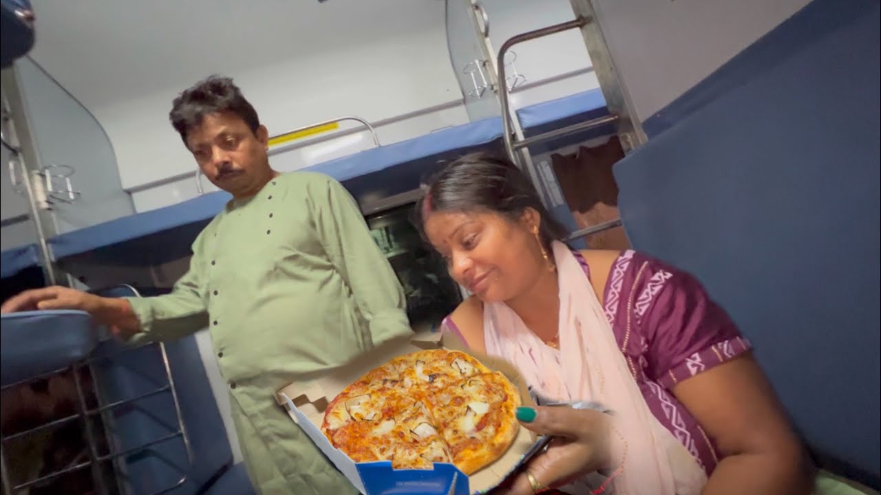 Raat ko 10 Bajaye train me mangaya Liya pizza￼