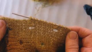 Plukk opp masker langs kanten av strikkingen (på tvers) - YouTube
