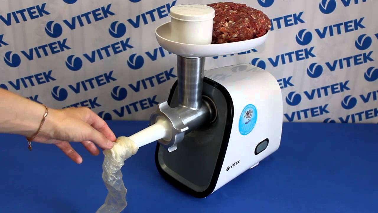 Приготовление домашней колбасы мясорубка. Мясорубка для колбасок Vitek. Vitek VT-3603w. Мясорубка электрическая Vitek. Сборка электромясорубки для домашней колбасы.