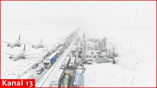 Commuters Struggle Through Heavy Snow Blanketing Bucharest, Airport Disrupted