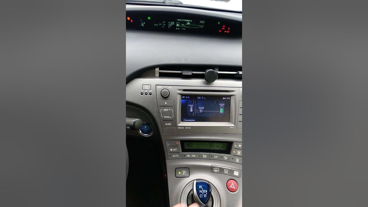 Установка блока USB в штатное гнездо - Toyota Prius V, 1,8 л, 2013 года своими р