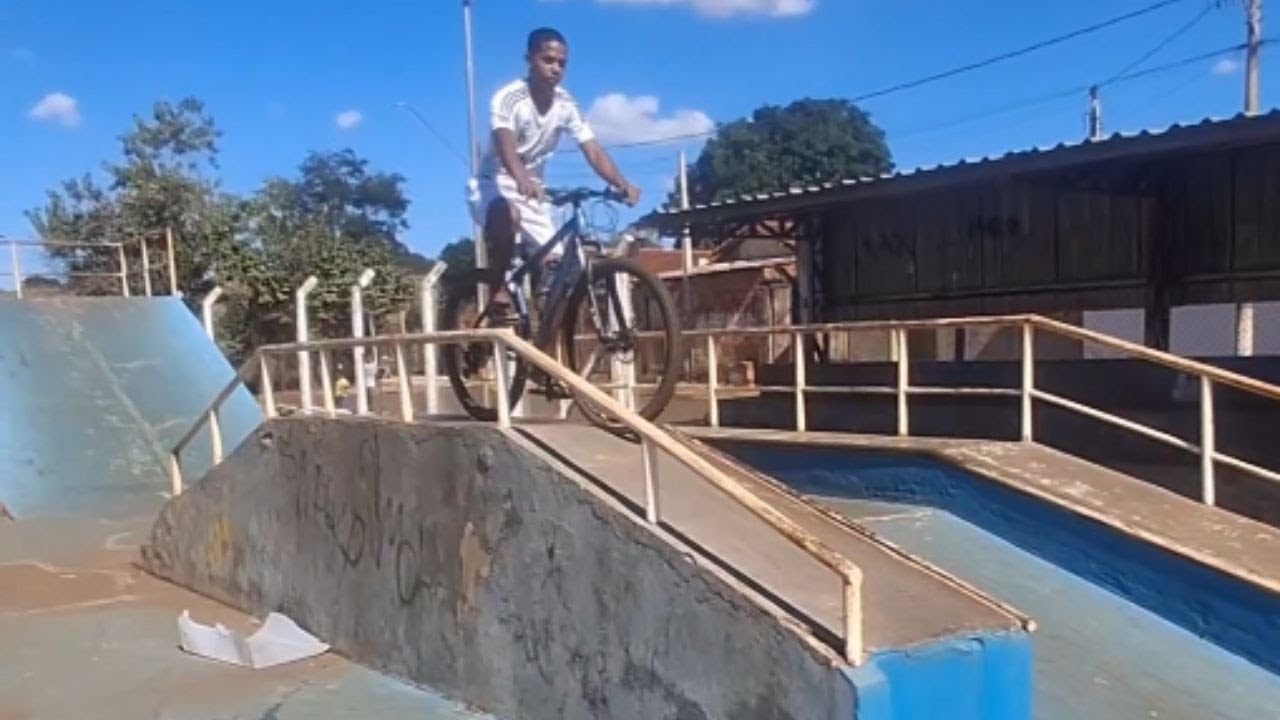 Cycling Fail: Comical Fall During Safe Descent Attempt || WooGlobe