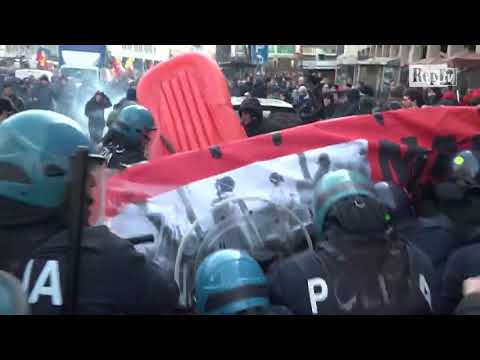 Milano, antifascisti forzano il blocco: scontri in piazza con la polizia