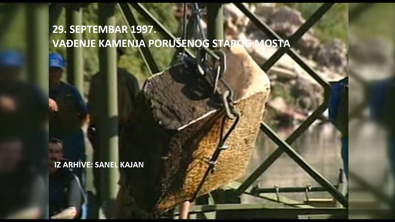 SEPTEMBAR 1997. - VAĐENJE KAMENJA SRUŠENOG STAROG MOSTA IZ NERETVE